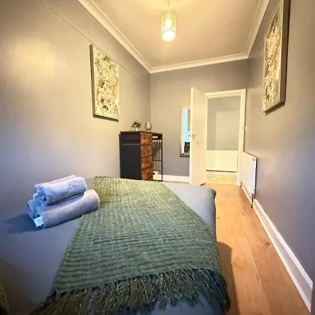 2 Bedroom Flat Near Centre