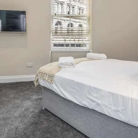 Apartment Castle Steps Away - Modern Flat *