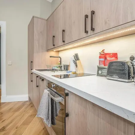 Castle Steps Away - Modern Flat Apartment Edinburgh