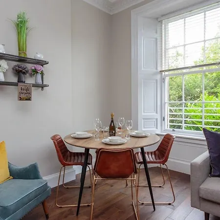 Апартаменты Old Town Modern Retreat - Near The Castle Эдинбург