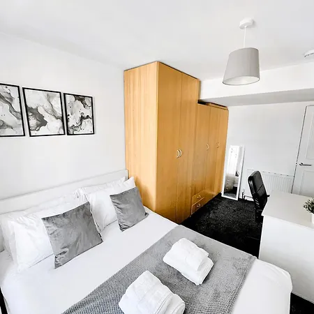 Apartment 3 Bedroom Next To Royal Mile & Castle *