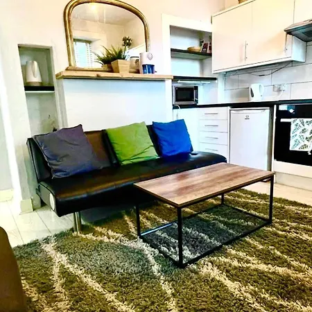 Main Door Flat With Private Garden Center Edinburgh