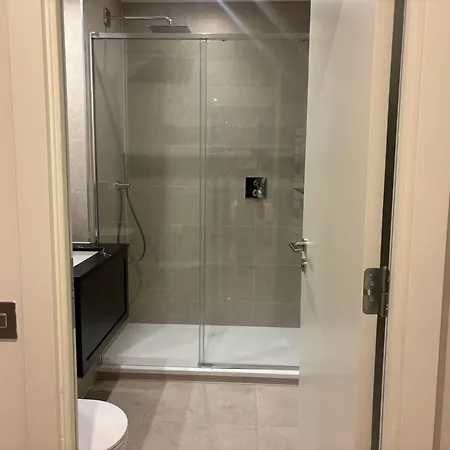 Stunning And Three Bedroom Penthouse With Roof Terrace