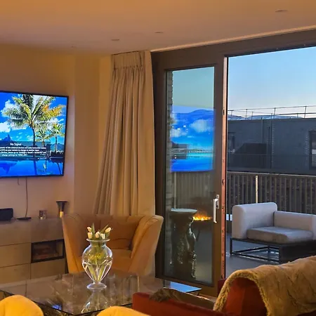 Stunning And Three Bedroom Penthouse With Roof Terrace * Edinburgh