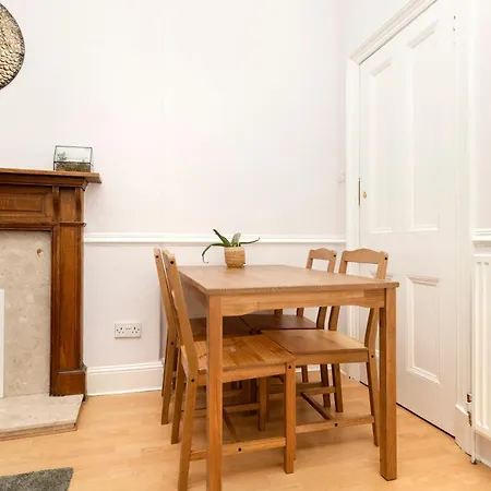 Refined 2-bed Flat With Classic Charm 公寓