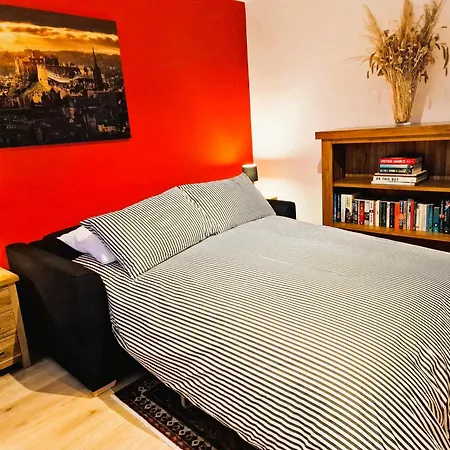 Centre Of Edinburgh's Historic Old Town - Blair Street - Sleeps 4 *