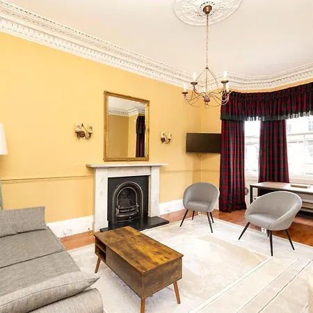 Stylish Southside Flat Near Old Town * Edinburg