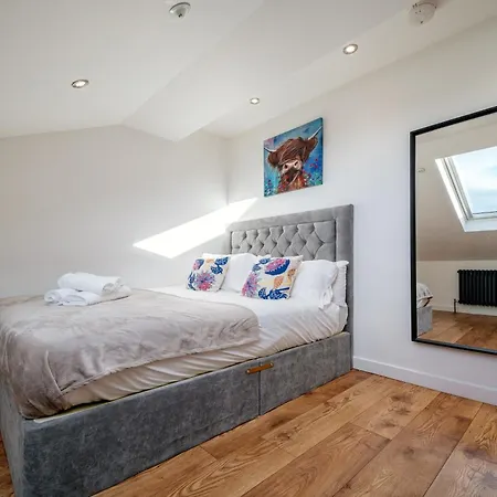 Duplex Penthouse - 10 Guests 7 Beds 15' Centre *
