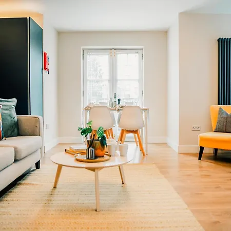 Modern 2 Bed With Parking דירה
