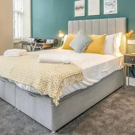 Castle Steps Away - Modern Flat Apartment Edinburgh