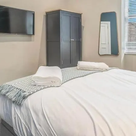 Castle Steps Away - Modern Flat *