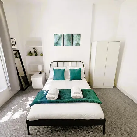 4 Bedroom Modern Spacious - Old Town *