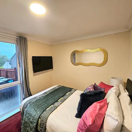 Stylish & Spacious 4 Bedroom House Edinburgh