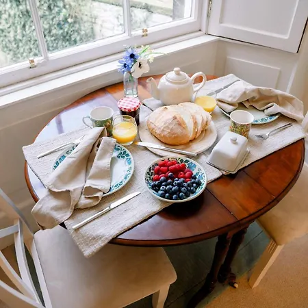 Apartment 1 Bedroom In Historic Georgian Townhouse