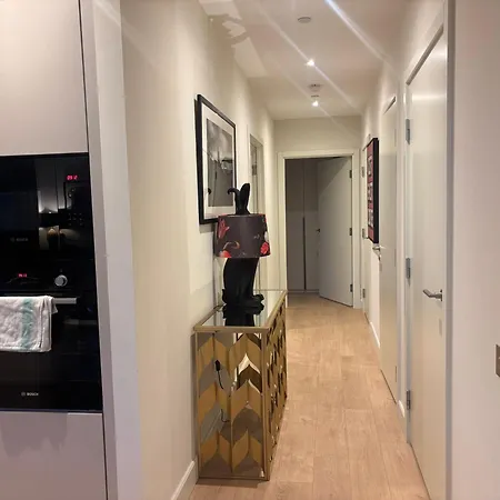 Stunning And Three Bedroom Penthouse With Roof Terrace *