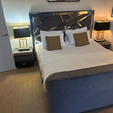 Stunning And Three Bedroom Penthouse With Roof Terrace * Edinburgh