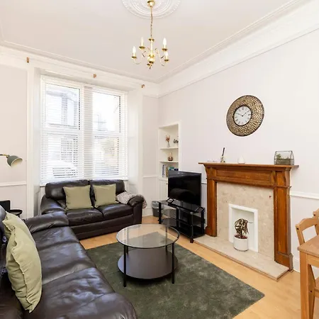 Apartment Refined 2-bed Flat With Classic Charm