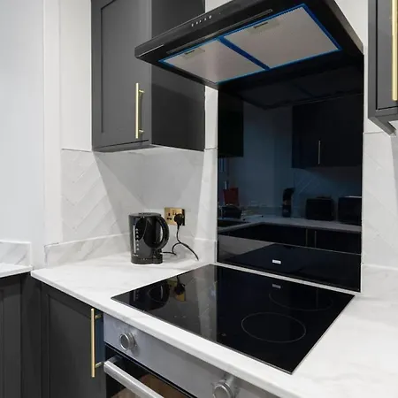 Newly Refurbished - Parking - - 3 Guests 아파트 *