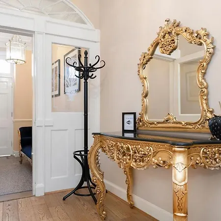 Apartment Gardners Crescent Edinburgh