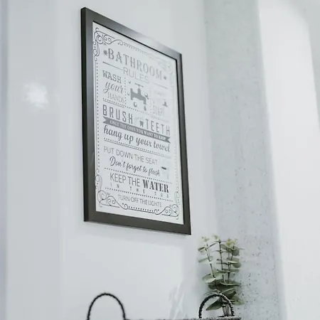 Modern In Leith Apartment Edinburgh