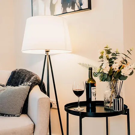 Modern 2 Bed With Parking *