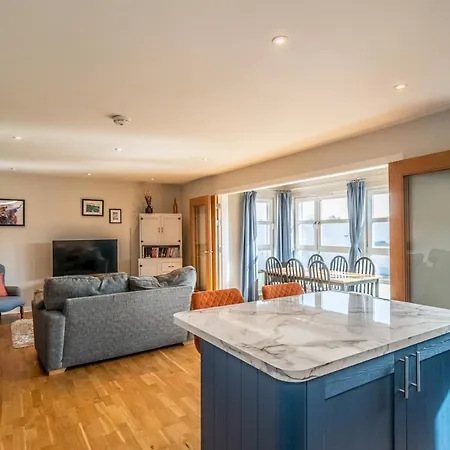 Bright Floor Haven Modern 2br In - Pass The Keys 公寓