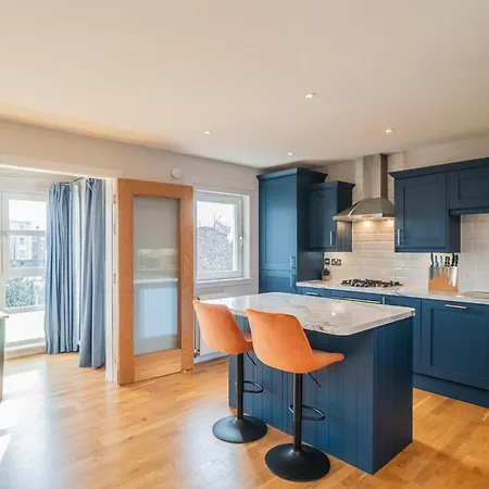 Bright Floor Haven Modern 2br In - Pass The Keys *