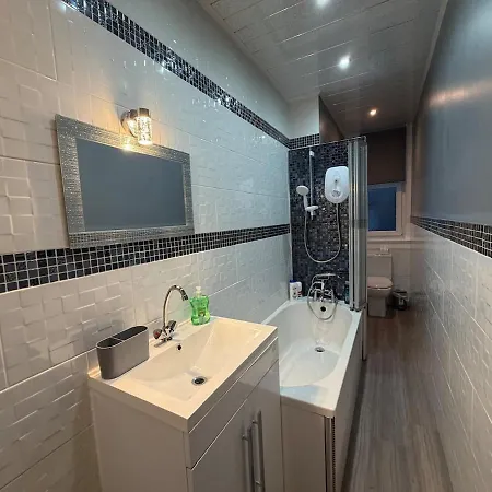 2 Bedroom Flat Near Centre Edimburgo