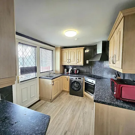 Stylish & Spacious 4 Bedroom House Apartment