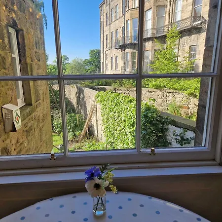 1 Bedroom In Historic Georgian Townhouse Apartment Edinburgh
