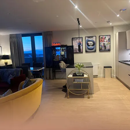 Stunning And Three Bedroom Penthouse With Roof Terrace Апартаменты *