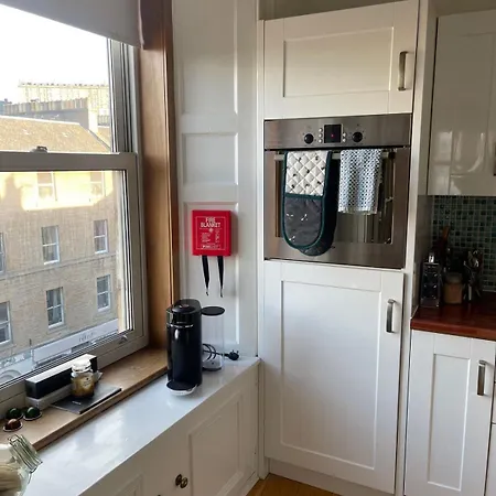 Classical 19th Century Stair - 3 Bedroom * Edinburgh
