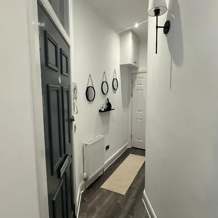 Modern In Leith Apartment Edinburgh