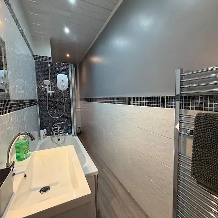 2 Bedroom Flat Near Centre