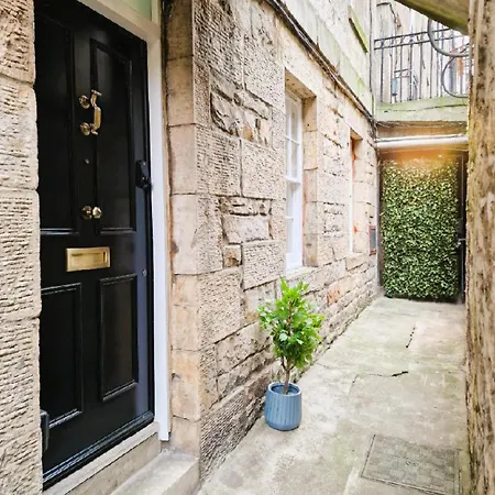 Centre Of Edinburgh's Historic Old Town - Blair Street - Sleeps 4 * Edinburgh
