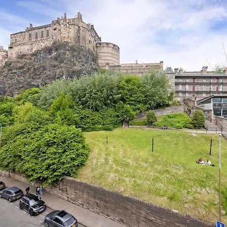1 Bed In The Heart Of Grassmarket With Castle Views 에든버러