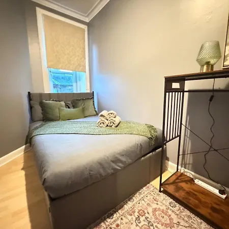 2 Bedroom Flat Near Centre *