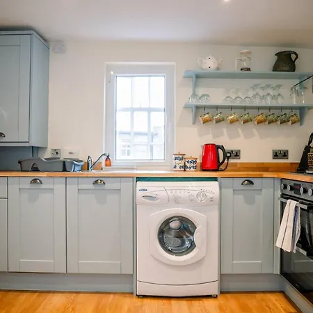 1 Bedroom In Historic Georgian Townhouse Apartment