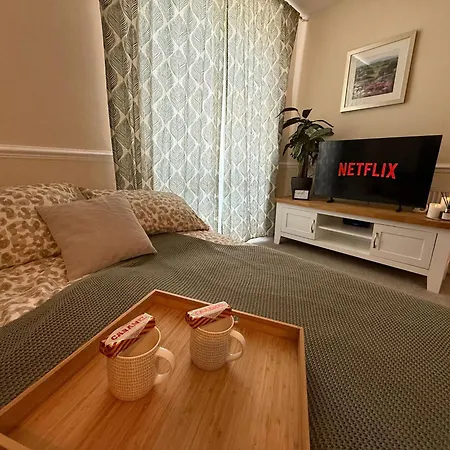 Stylish Leith Tram To Centre & Airport *