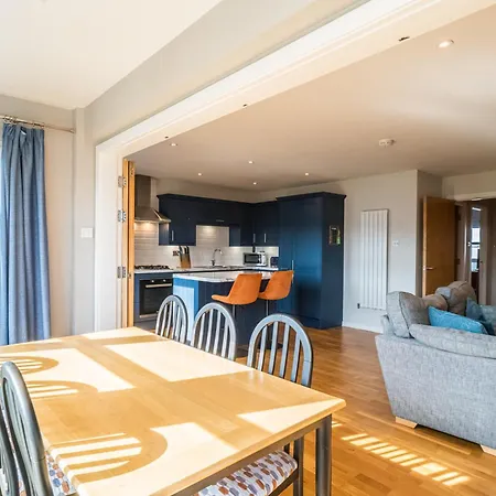 Bright Floor Haven Modern 2br In - Pass The Keys *