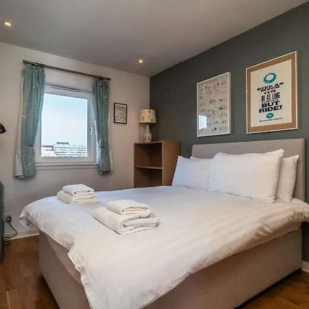 Bright Floor Haven Modern 2br In - Pass The Keys 아파트 *