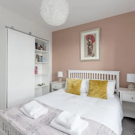 The Britannia Abode * Edinburgh