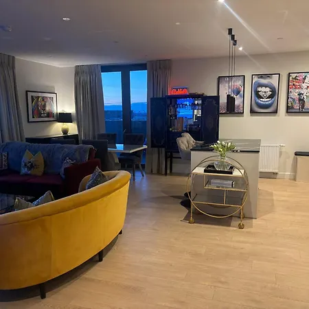 Stunning And Three Bedroom Penthouse With Roof Terrace Эдинбург