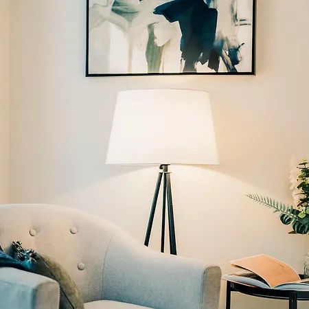 Апартаменты Modern 2 Bed With Parking