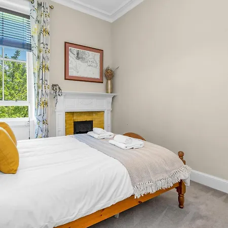Victorian Apartment, Walk To Old Town, Sleeps 8 * Edinburgh