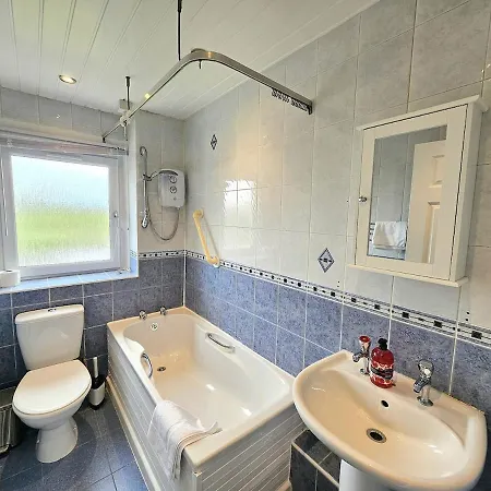 Stylish & Spacious 4 Bedroom House דירה *