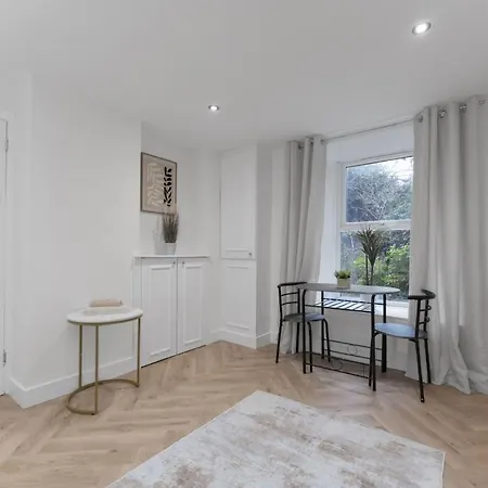 Newly Refurbished | | 3 Guests Apartamento