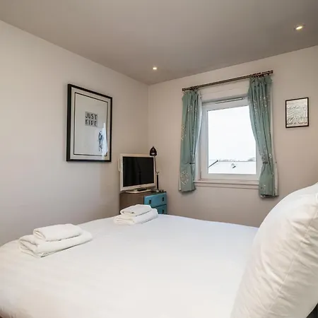 Bright Floor Haven Modern 2br In - Pass The Keys *