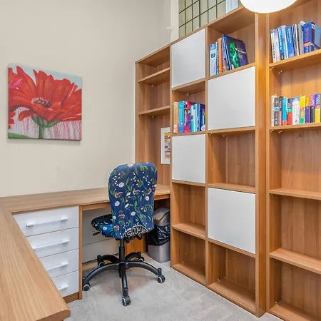 Victorian Apartment, Walk To Old Town, Sleeps 8