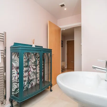 Apartment Bright Floor Haven Modern 2br In - Pass The Keys